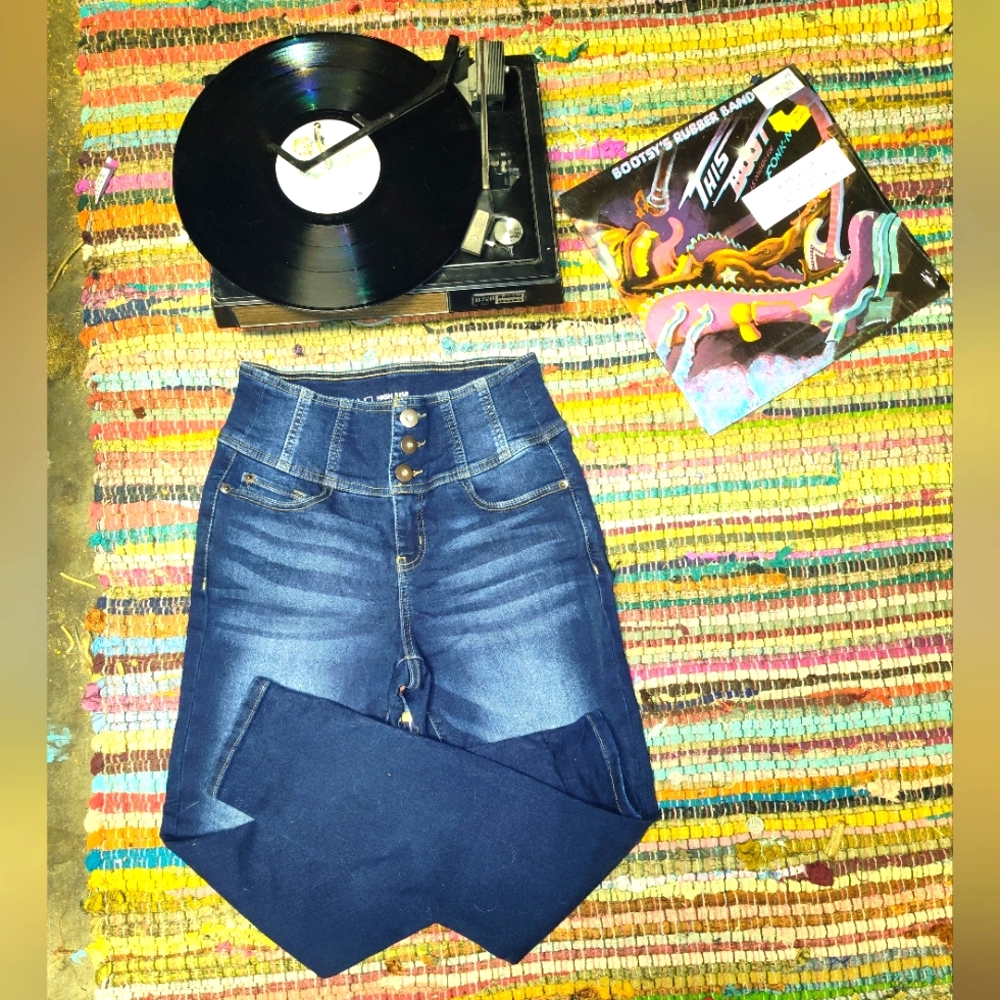 High Rise Three Buttons Skinny Jeans Size 9 🌈